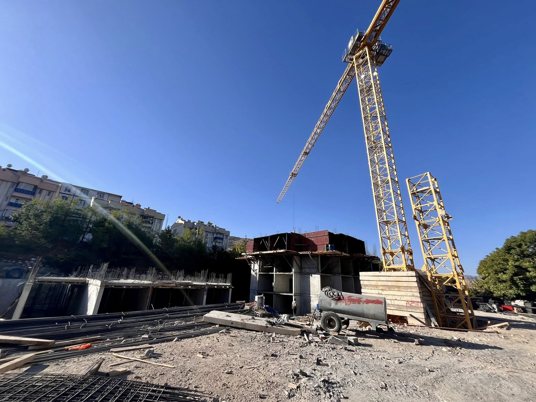 MİLLETVEKİLİ KARAMAN, KEMAH TOKİ KONUTLARINDA İNCELEMELERDE BULUNDU