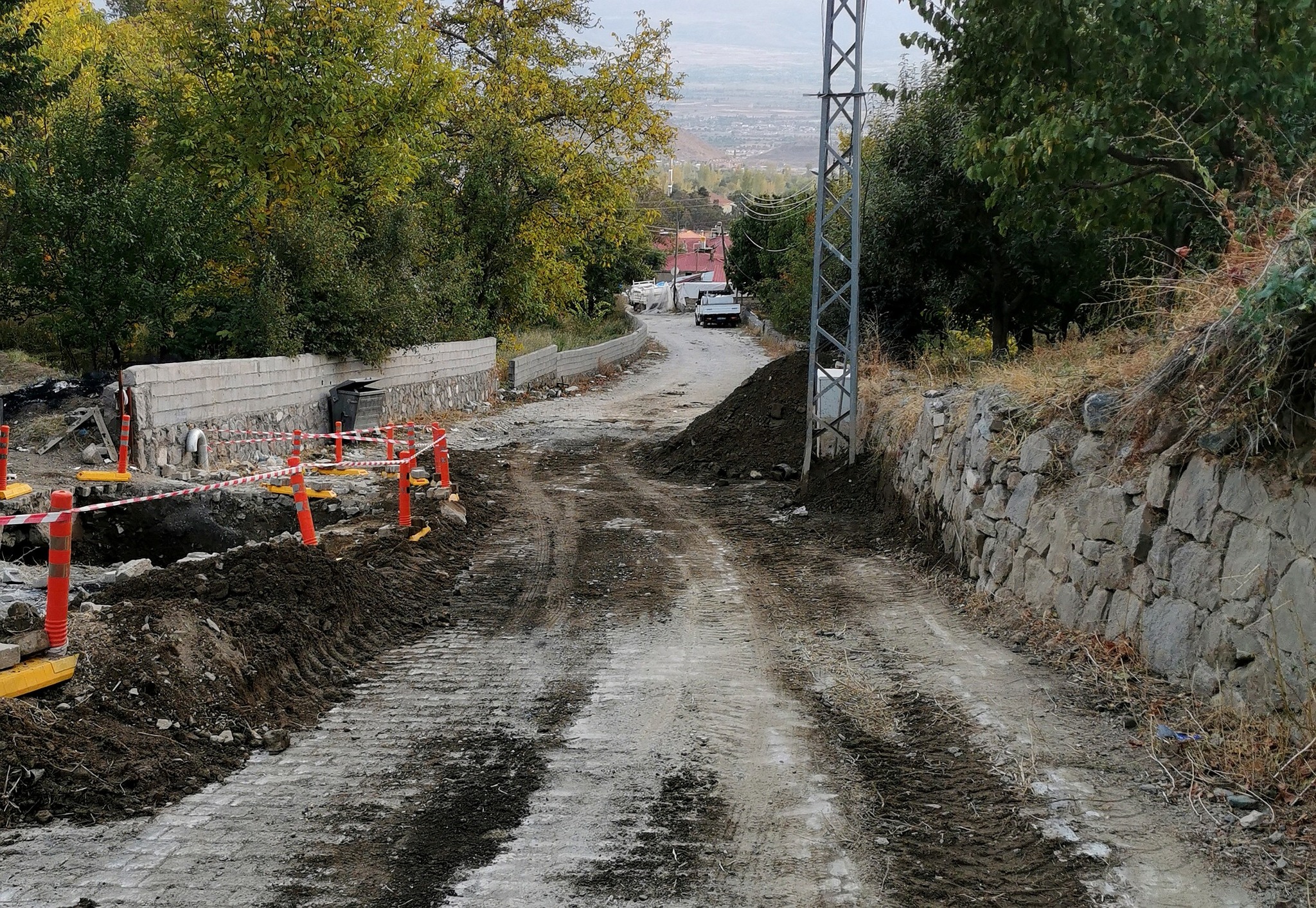 ÜZÜMLÜ’DE İÇME SUYU HATTI ARIZASI NEDENİYLE DAĞ YOLU TRAFİĞE KAPATILDI