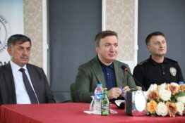 VALİ AYDOĞDU, ŞOFÖRLERE SESLENDİ: “HER ÖĞRENCİYİ GELECEĞE GÜVENLE TAŞIYIN”