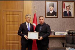 VALİ AYDOĞDU’DAN BAŞHEKİM KUYRUKLUYILDIZ’A BAŞARI BELGESİ