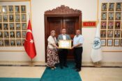 VALİ AYDOĞDU’DAN HAYIRSEVER İŞ İNSANI HARUN YURT’A TEŞEKKÜR BELGESİ