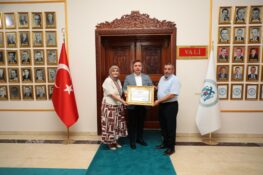 VALİ AYDOĞDU’DAN HAYIRSEVER İŞ İNSANI HARUN YURT’A TEŞEKKÜR BELGESİ