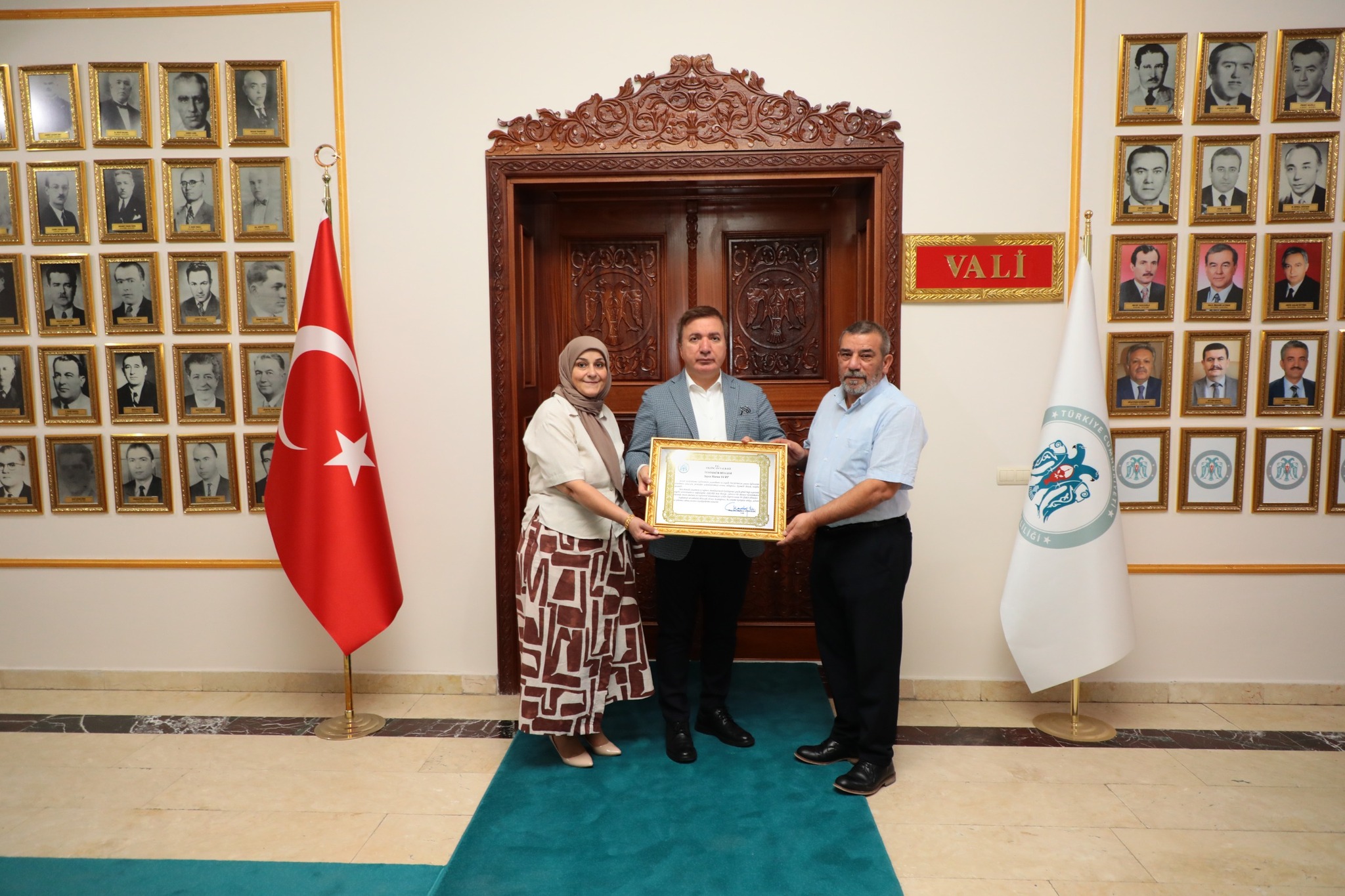 VALİ AYDOĞDU’DAN HAYIRSEVER İŞ İNSANI HARUN YURT’A TEŞEKKÜR BELGESİ