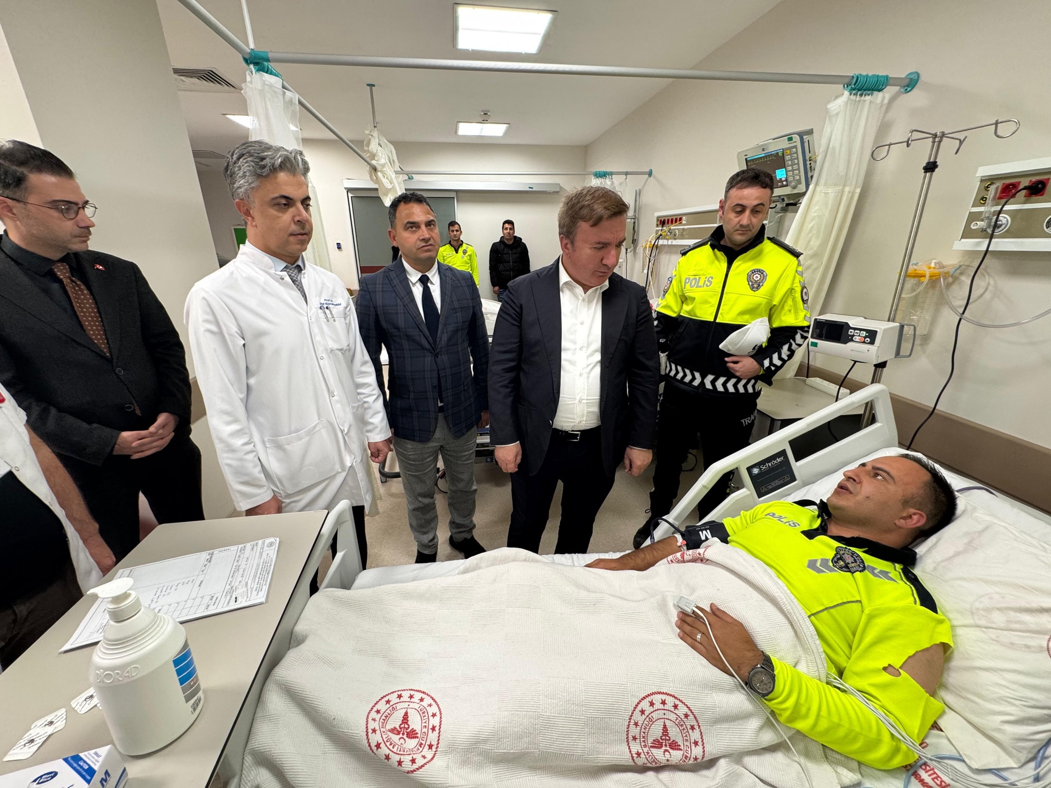 VALİ AYDOĞDU’DAN YARALI POLİS MEMURLARINA ZİYARET