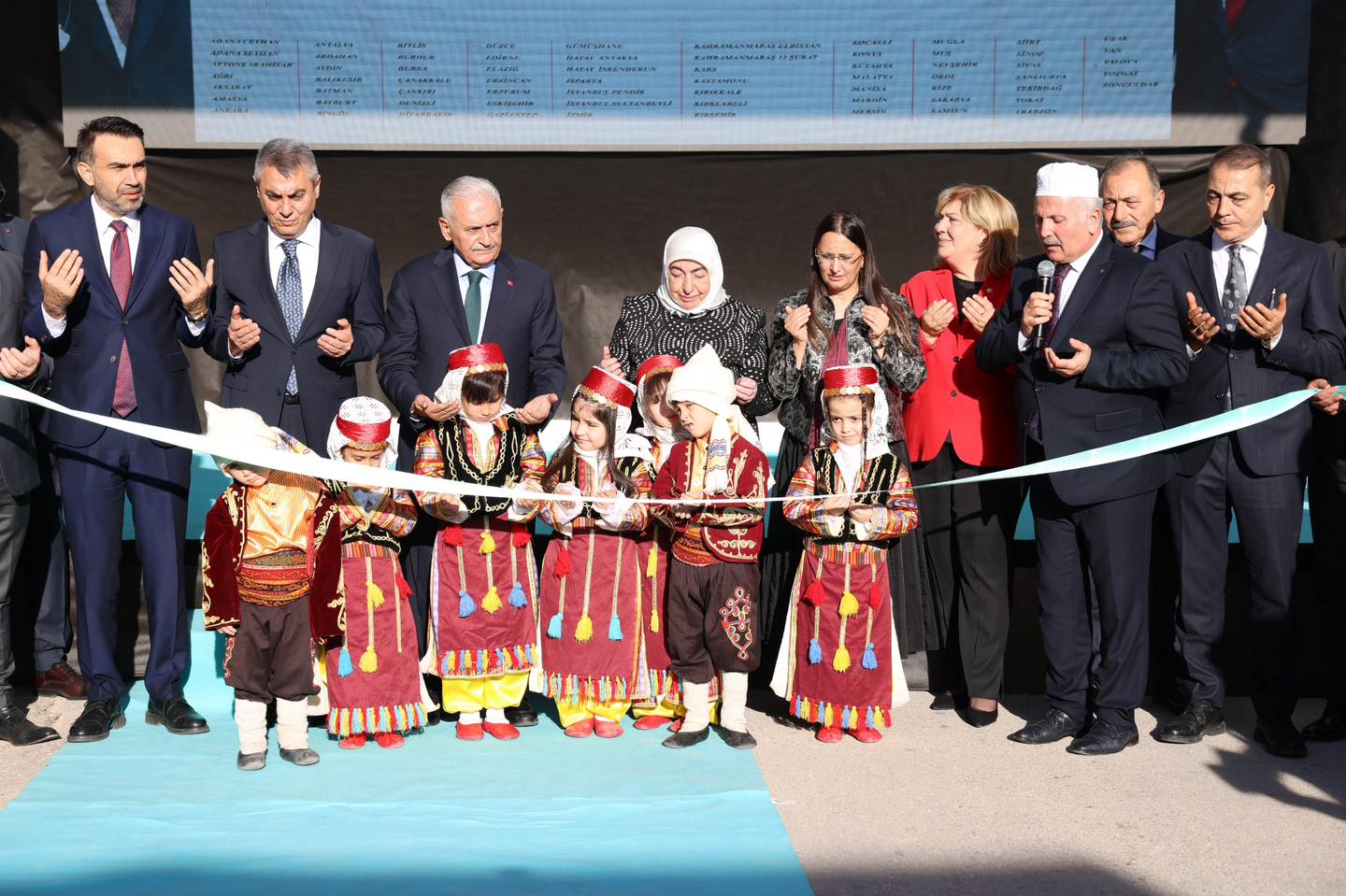 BİNALİ YILDIRIM VE EŞİ SEMİHA YILDIRIM MERSİN’DE ANAOKULU AÇILIŞINA KATILDI