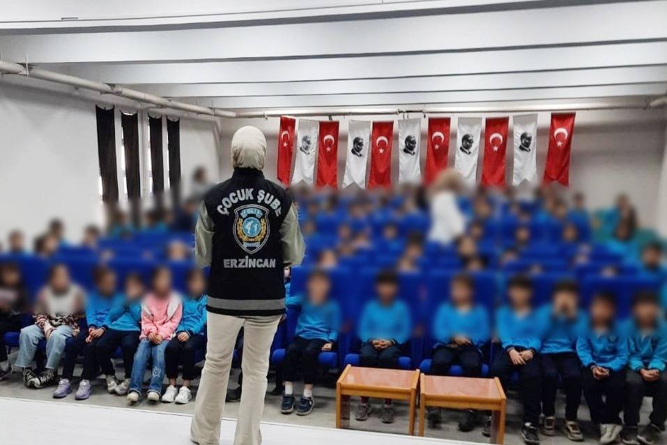 ÇOCUK POLİSİ ÖĞRENCİLERİ BİLGİLENDİRDİ