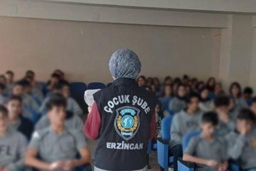 ÇOCUK POLİSİ ÖĞRENCİLERİ BİLGİLENDİRDİ