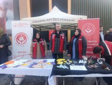 CUMHURİYET MEYDANI’NDA ‘ŞİDDETE KARŞI BİRLİK MESAJI: DİLEK AĞACI YOĞUN İLGİ GÖRDÜ