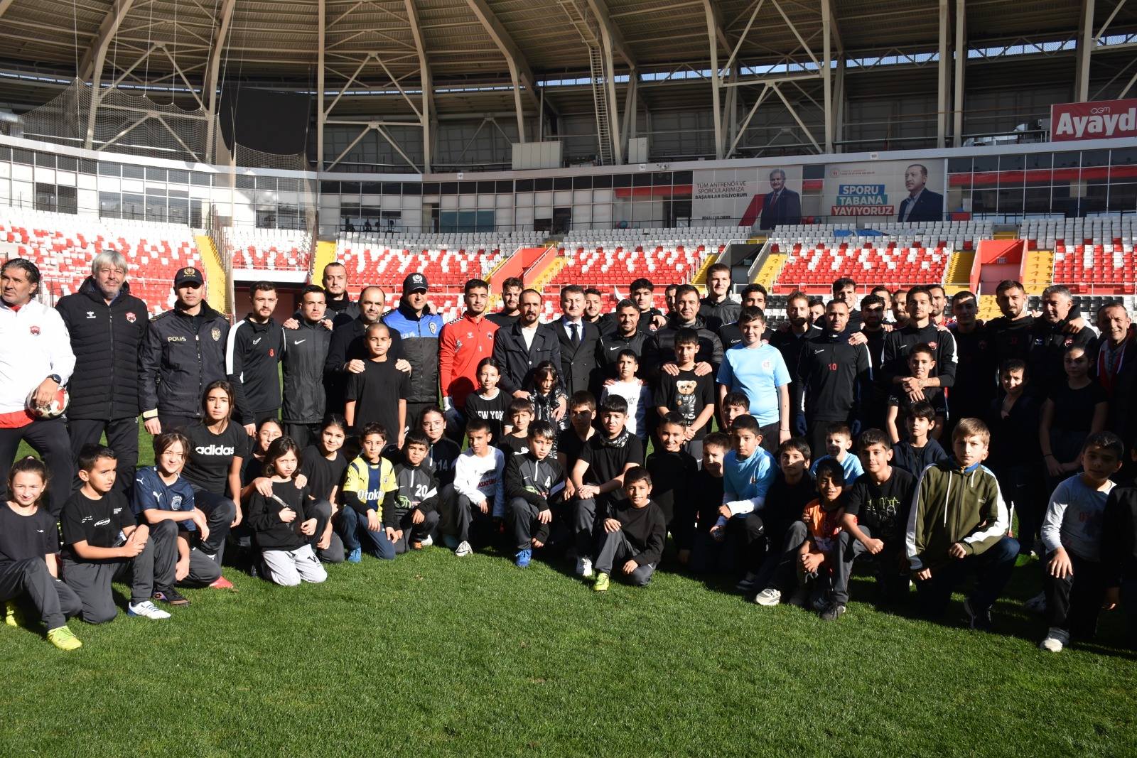 DEĞER ERZİNCAN PROJESİ GENÇLERİ ERZİNCANSPOR ANTRENMANINDA BULUŞTURDU