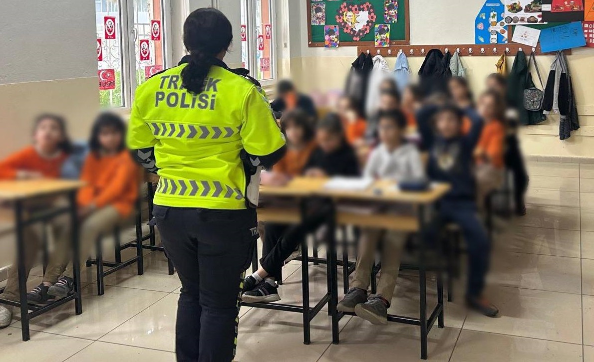 ERZİNCAN ÇOCUK POLİSİ ÖĞRENCİLERİ BİLGİLENDİRDİ