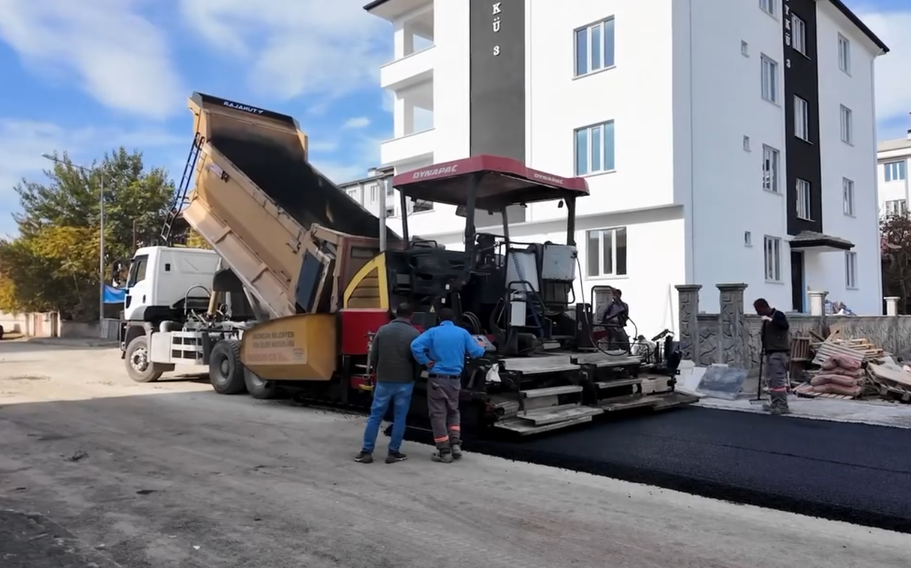 ERZİNCAN HOCABEY MAHALLESİ’NDE YOL VE KALDIRIM ÇALIŞMALARI SÜRÜYOR