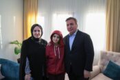ERZİNCAN VALİSİ AYDOĞDU’DAN TEDAVİ GÖREN FATMA NUR’A MORAL ZİYARETİ