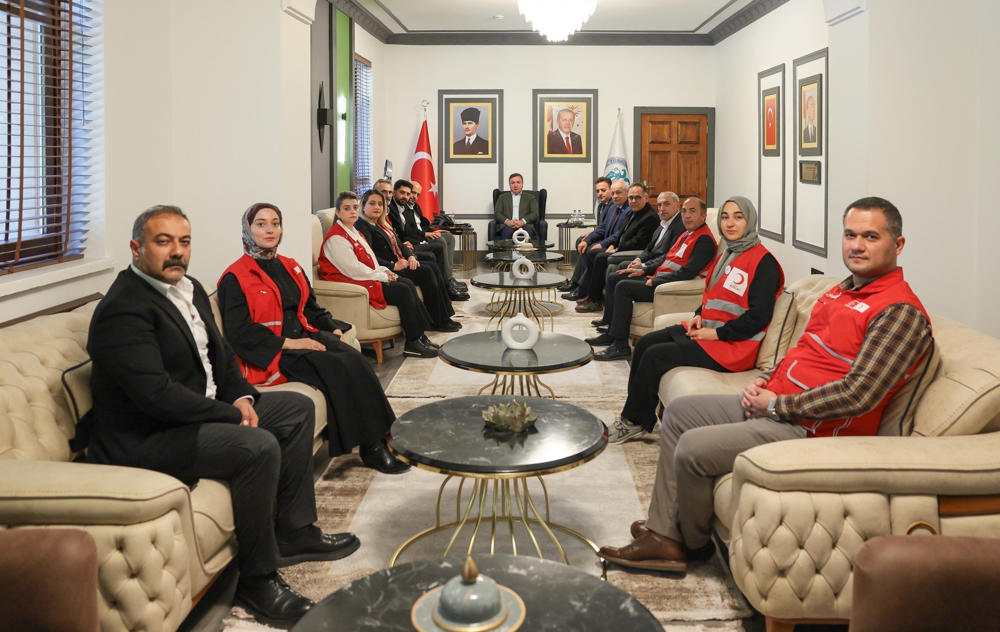 ERZİNCAN VALİSİ HAMZA AYDOĞDU, KIZILAY HEYETİNİ KABUL ETTİ