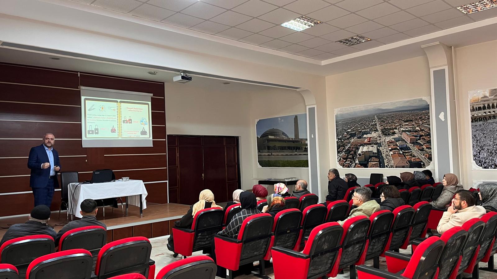 ERZİNCAN’DA 68 KİŞİLİK KAFİLEYE UMRE BİLGİLENDİRME SEMİNERİ