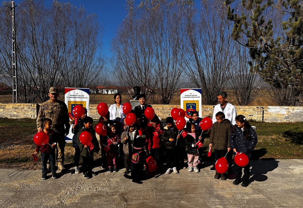 ERZİNCAN’DA JANDARMADAN DÜNYA ÇOCUK HAKLARI GÜNÜ ZİYARETİ