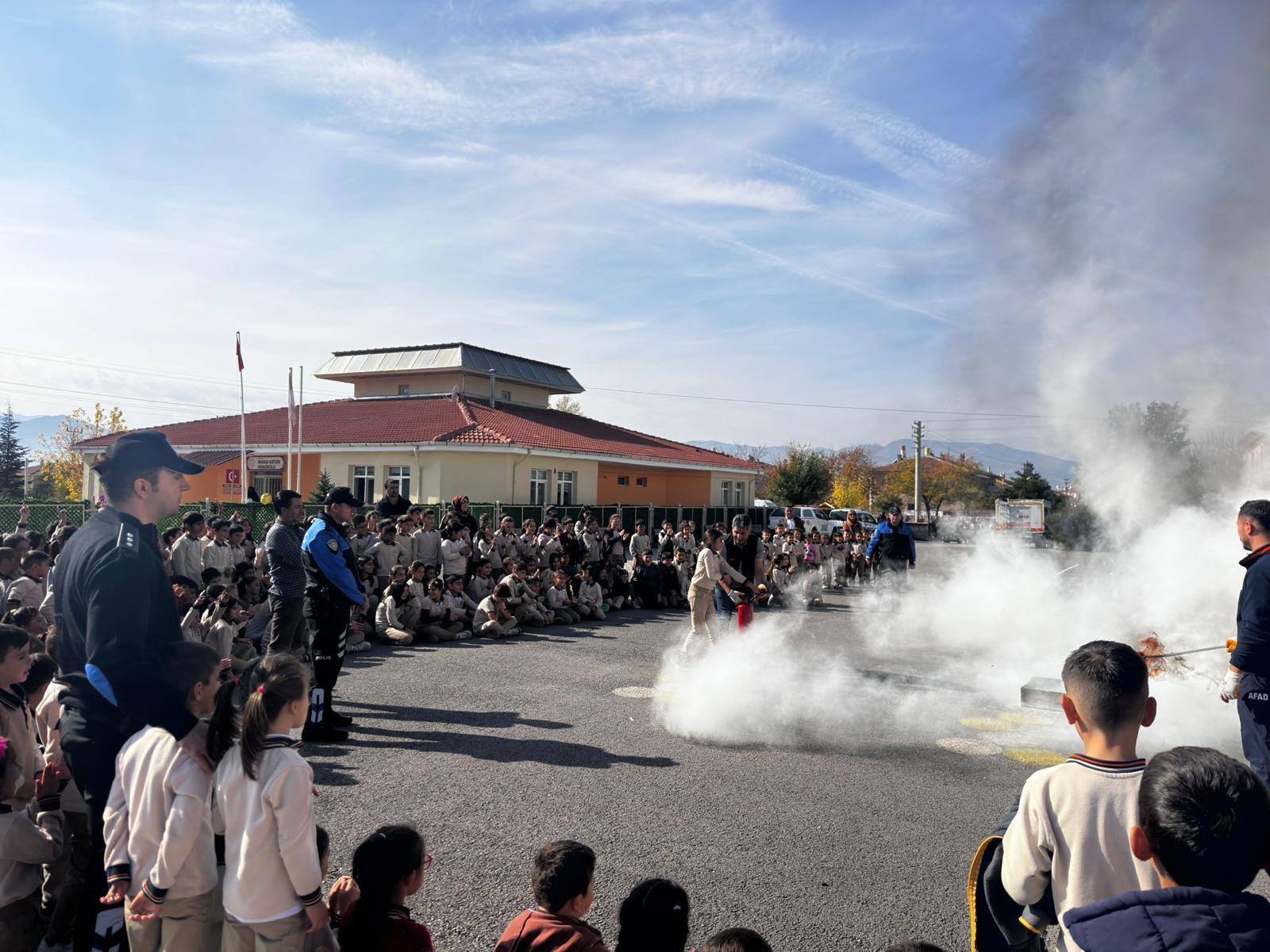 ERZİNCAN’DA ÖĞRENCİLERE DEPREM VE AFET BİLİNCİ EĞİTİMİ VERİLDİ