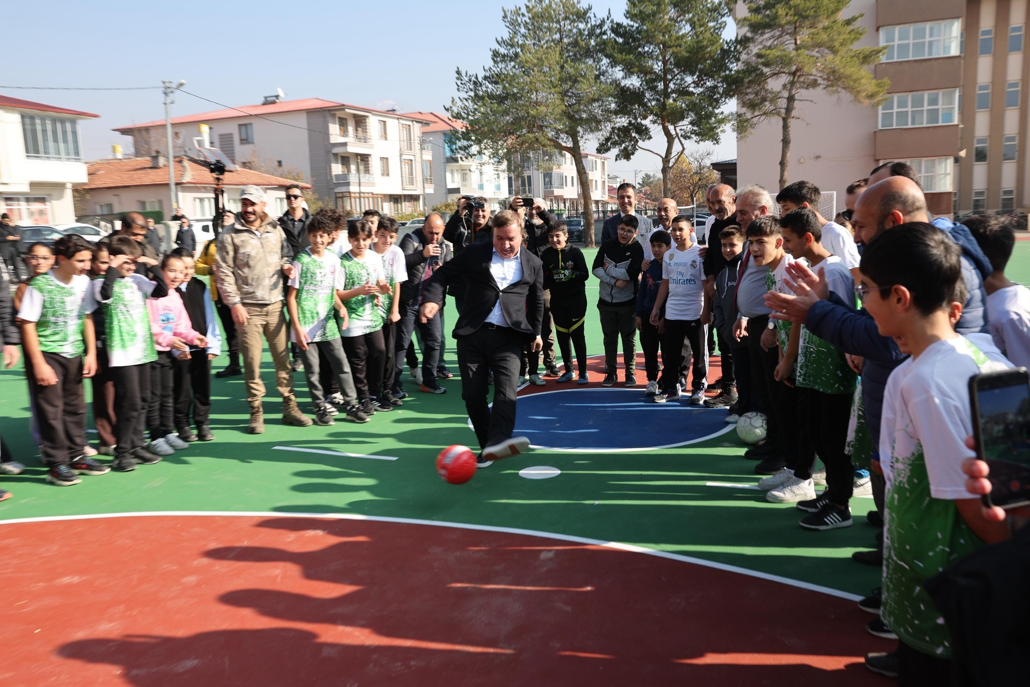 ERZİNCAN’DA OKULLARA KAUÇUK ZEMİN PROJESİ