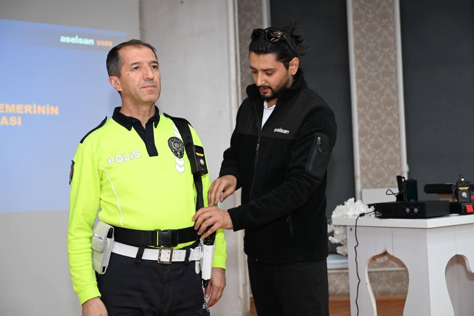 ERZİNCAN’DA TRAFİK EKİPLERİNE YENİ NESİL YAKA KAMERASI EĞİTİMİ