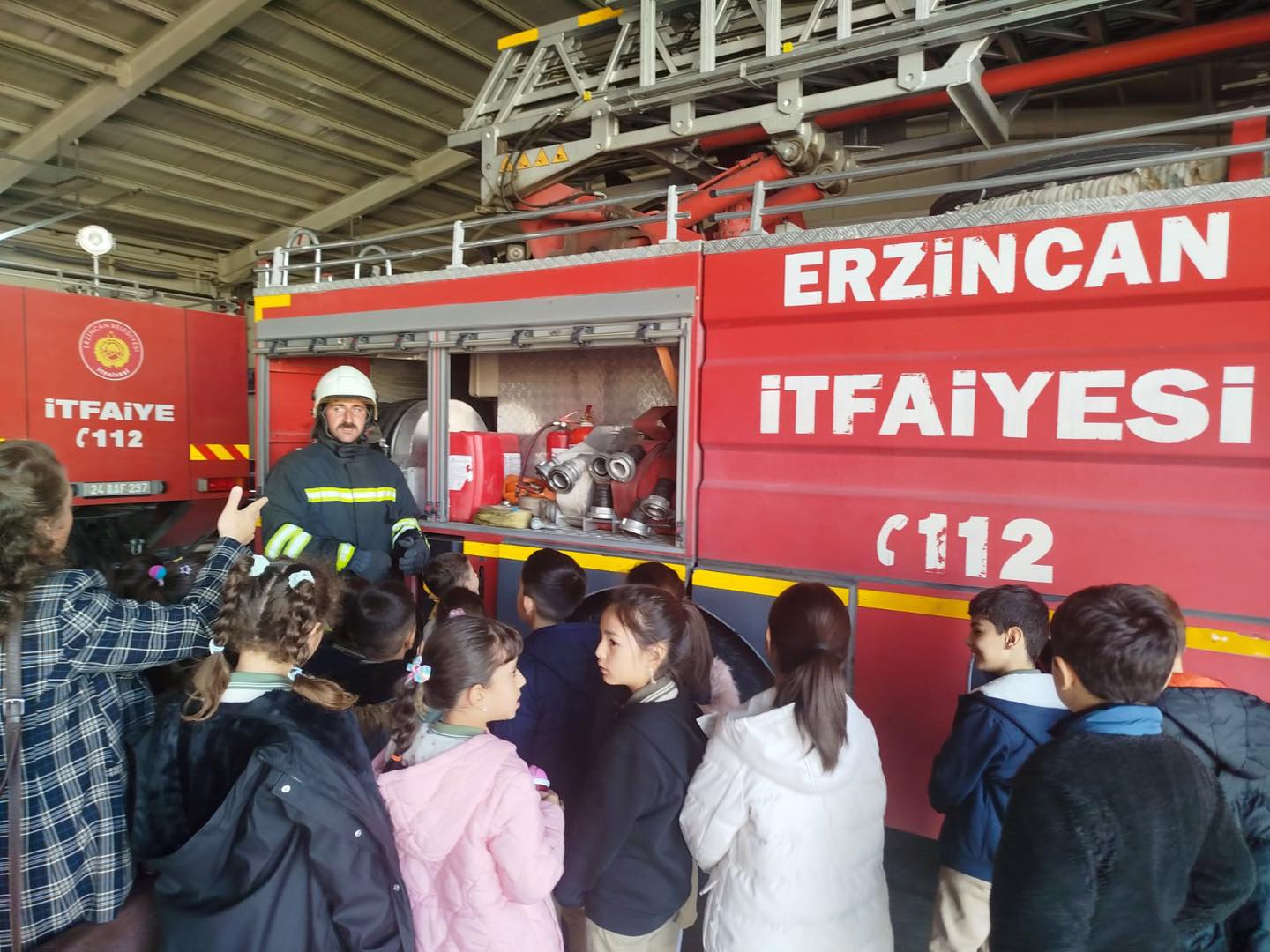 GAZİ İLKOKULU ÖĞRENCİLERİNDEN İTFAİYE MÜDÜRLÜĞÜNE ZİYARET