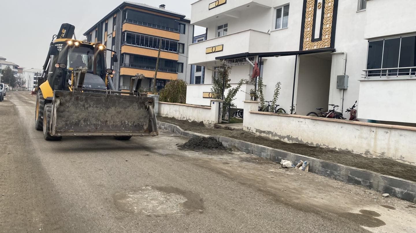 HOCABEY MAHALLESİ’NDE KALDIRIM ÇALIŞMALARI ARALIKSIZ SÜRÜYOR
