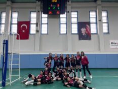 İLİÇ ANAGOLD MADENCİLİK ORTAOKULU VOLEYBOL TAKIMI YARI FİNALE YÜKSELDİ
