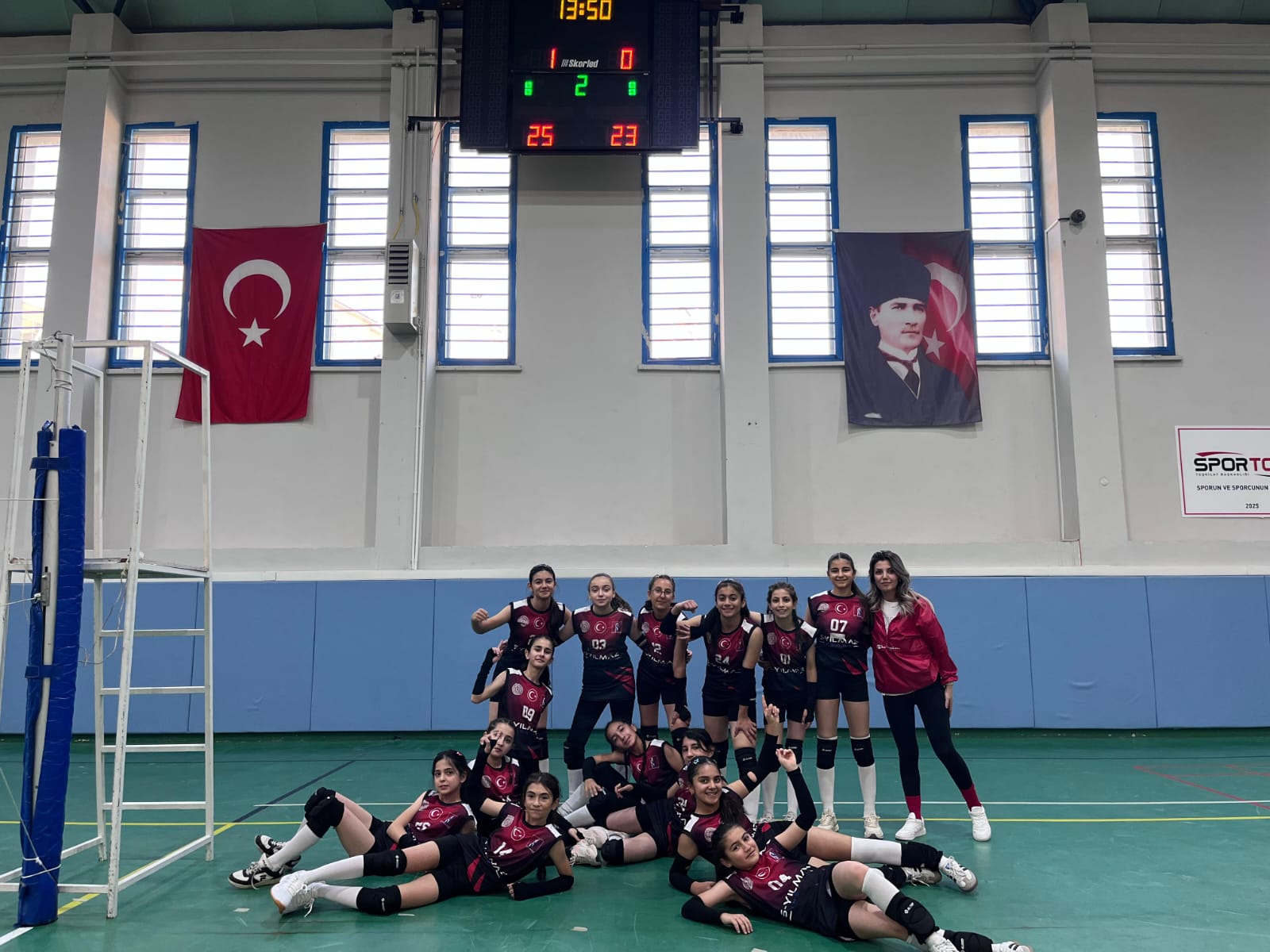 İLİÇ ANAGOLD MADENCİLİK ORTAOKULU VOLEYBOL TAKIMI YARI FİNALE YÜKSELDİ