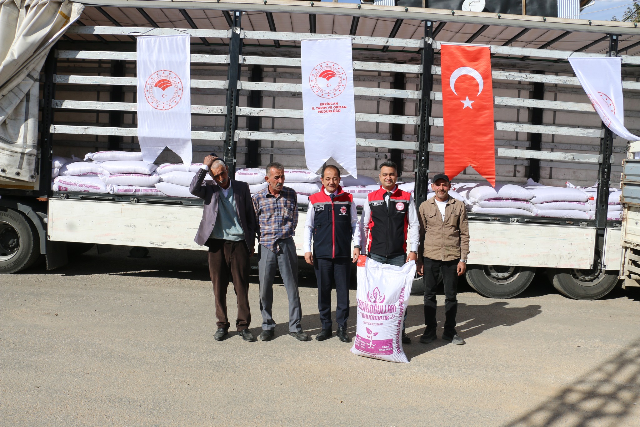 KEMALİYE’DE ÜRETİCİLERE 11 TON KIRMIZI MERCİMEK TOHUMU DESTEĞİ