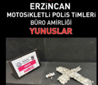 MOTOSİKLETLİ POLİSLERDEN UYUŞTURUCU OPERASYONU: 92 GRAM TOZ ESRAR ELE GEÇİRİLDİ