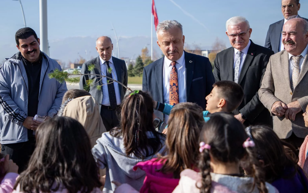 REKTÖR LEVENT FİDAN DİKİMİ ETKİNLİĞİNE KATILDI