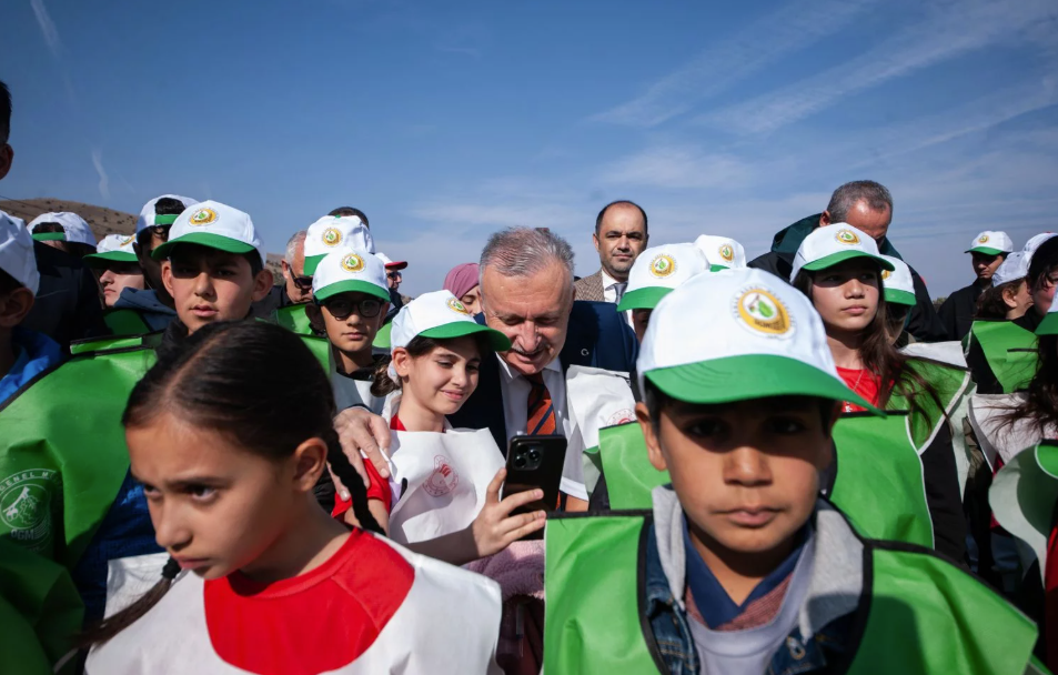 REKTÖR LEVENT MİLLİ AĞAÇLANDIRMA GÜNÜ FİDAN DİKİM ETKİNLİĞİNE KATILDI