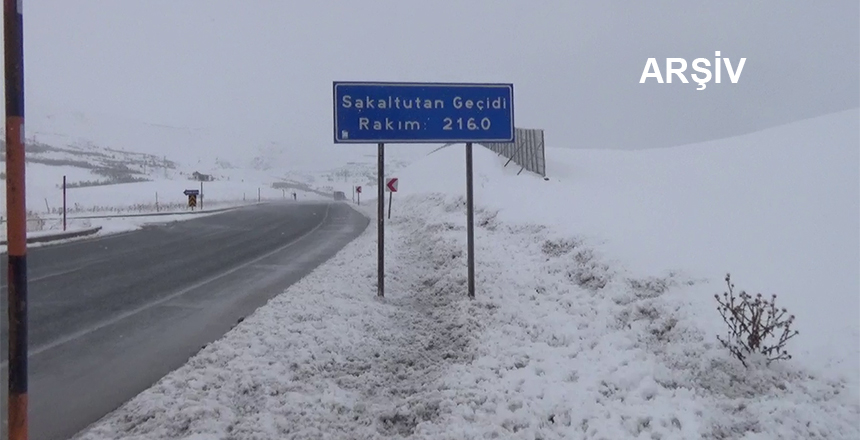 SAKALTUTAN GEÇİDİ’NDE GECE SAATLERİNDE KAR YAĞIŞI ETKİLİ OLDU