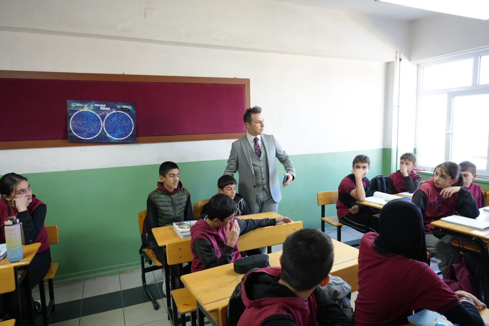 ÜZÜMLÜ KAYMAKAMI BUĞRA KARADAĞ’DAN ÖĞRENCİLERE MORAL ZİYARETİ