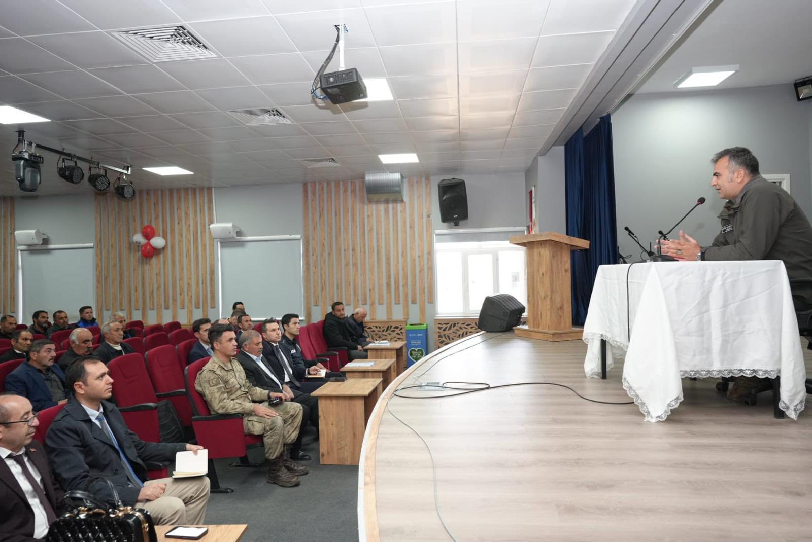 ÜZÜMLÜ’DE SOKAK HAYVANLARI İÇİN İSTİŞARE TOPLANTISI DÜZENLENDİ