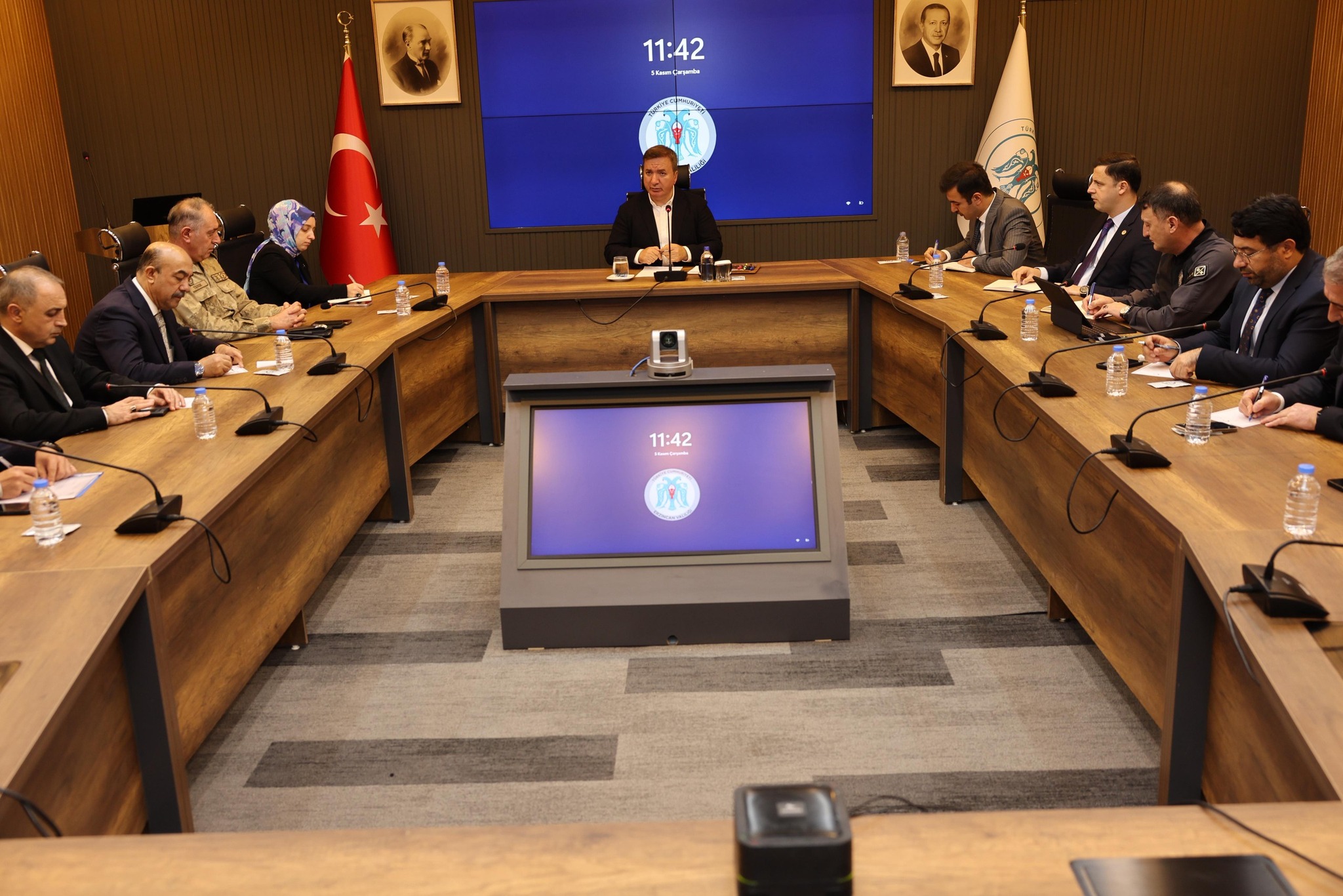 VALİ AYDOĞDU BAŞKANLIĞINDA BİRİM AMİRLERİ TOPLANTISI GERÇEKLEŞTİRİLDİ