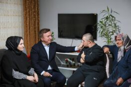 VALİ AYDOĞDU’DAN DOWN SENDROMLU EMRE DAL’A ZİYARET