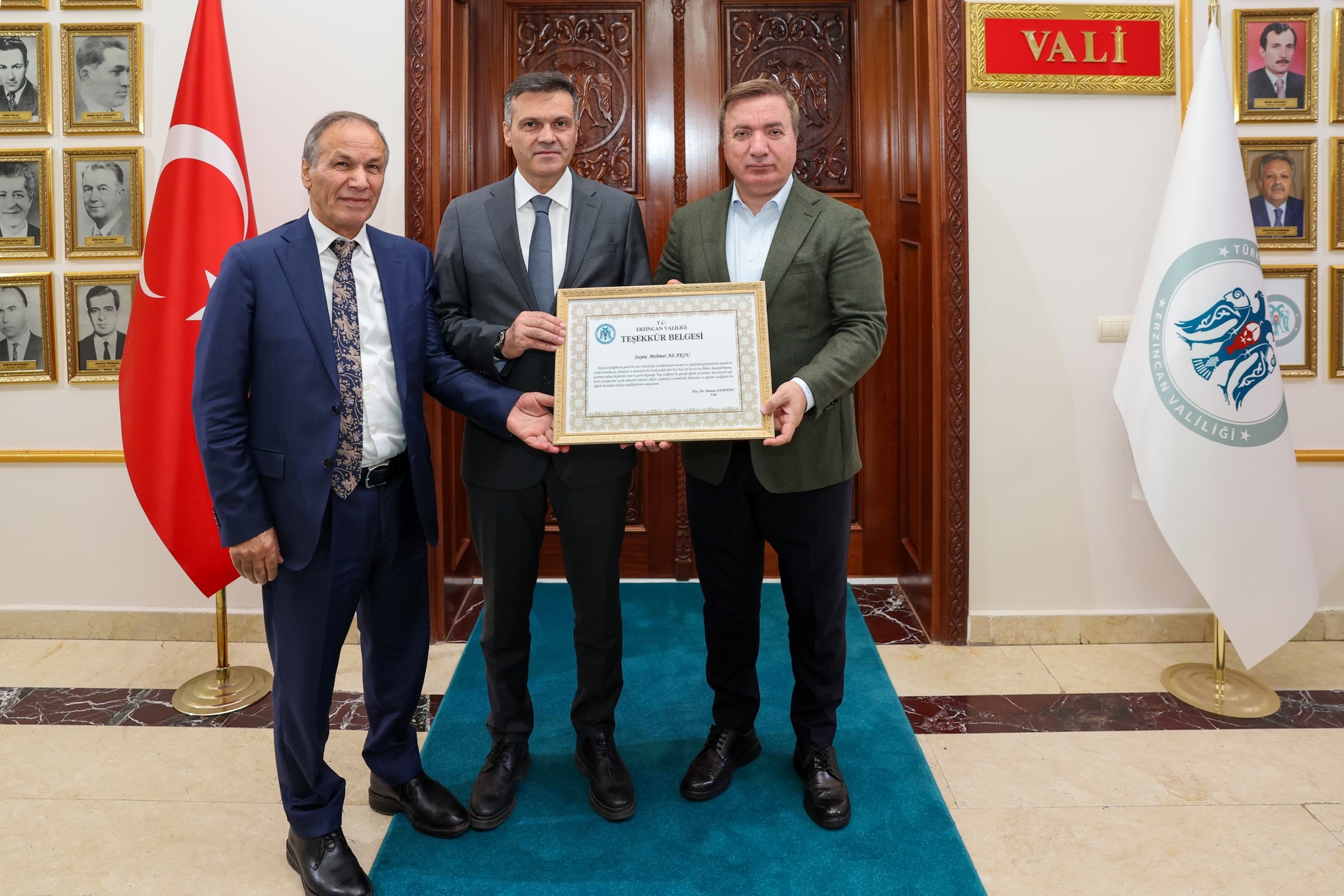 VALİ AYDOĞDU’DAN HAYIRSEVER İŞ İNSANI MEHMET ALİ AKSU’YA TEŞEKKÜR BELGESİ