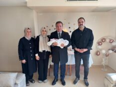 VALİ AYDOĞDU’DAN KAYMAKAM BATTAL AİLESİNE HASTANE ZİYARETİ