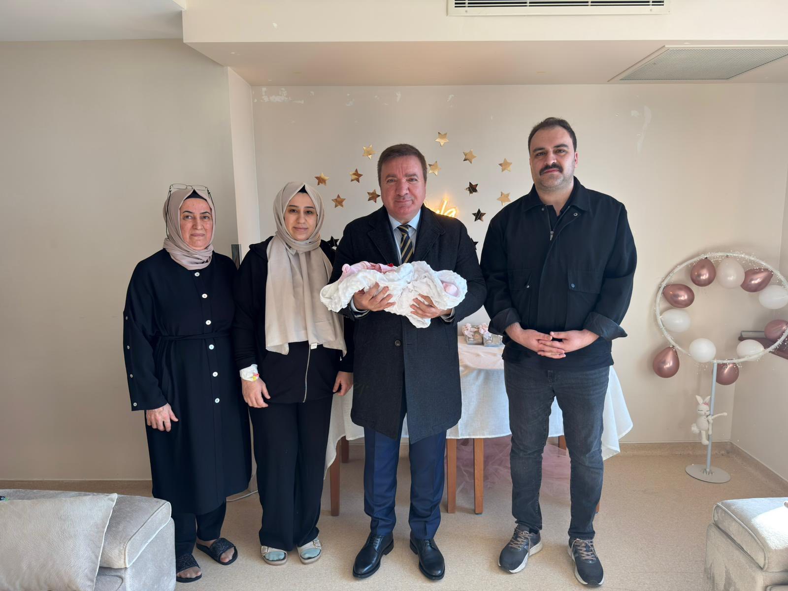 VALİ AYDOĞDU’DAN KAYMAKAM BATTAL AİLESİNE HASTANE ZİYARETİ