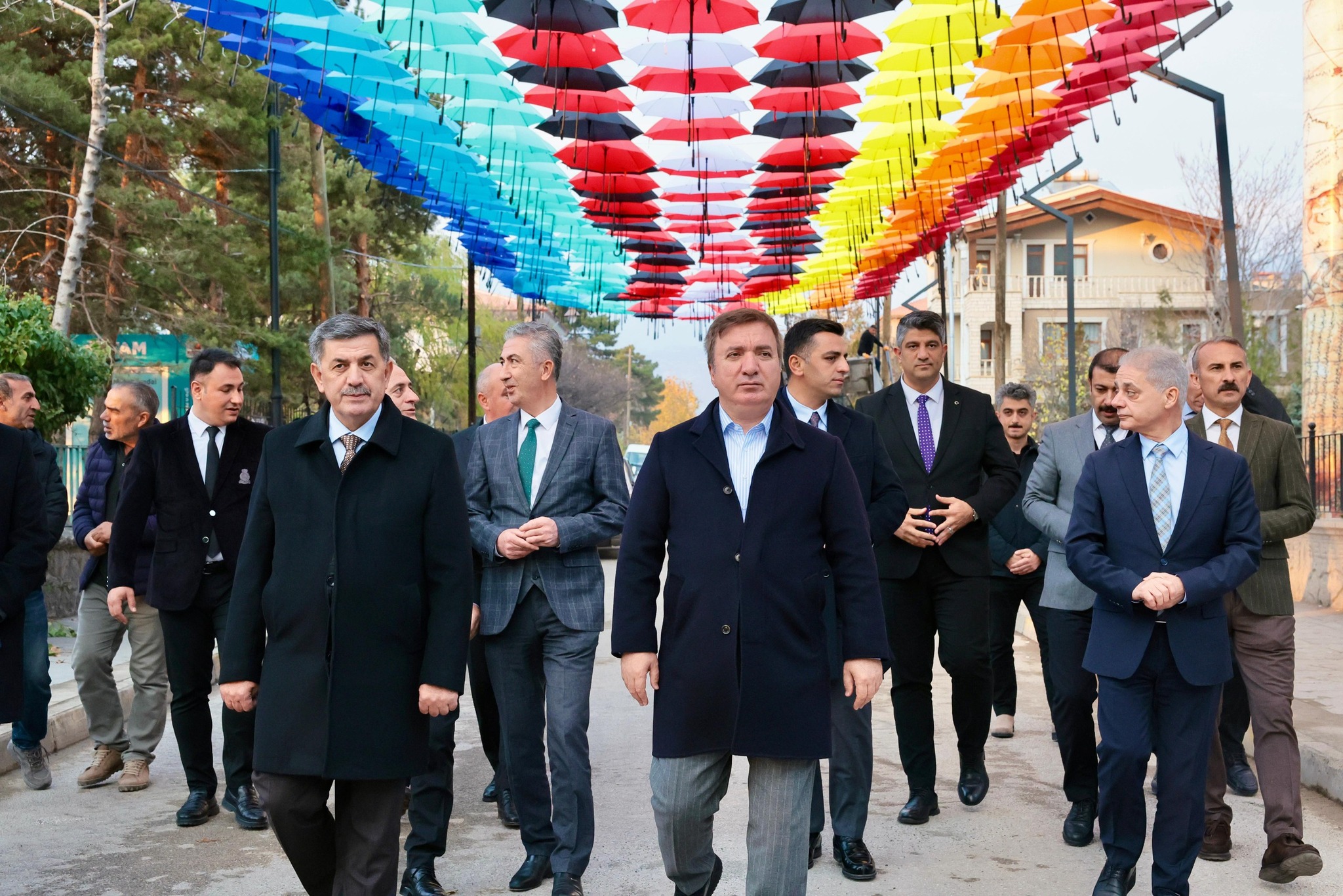 VALİ AYDOĞDU’DAN ŞEMSİYELİ SOKAK’TA İNCELEME