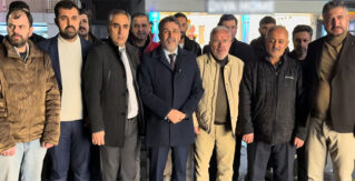 AK PARTİ ERZİNCAN İL TEŞKİLATI, UMRE ZİYARETLERİNDEN DÖNEN VATANDAŞLARI YAĞMUR ALTINDA KARŞILADI