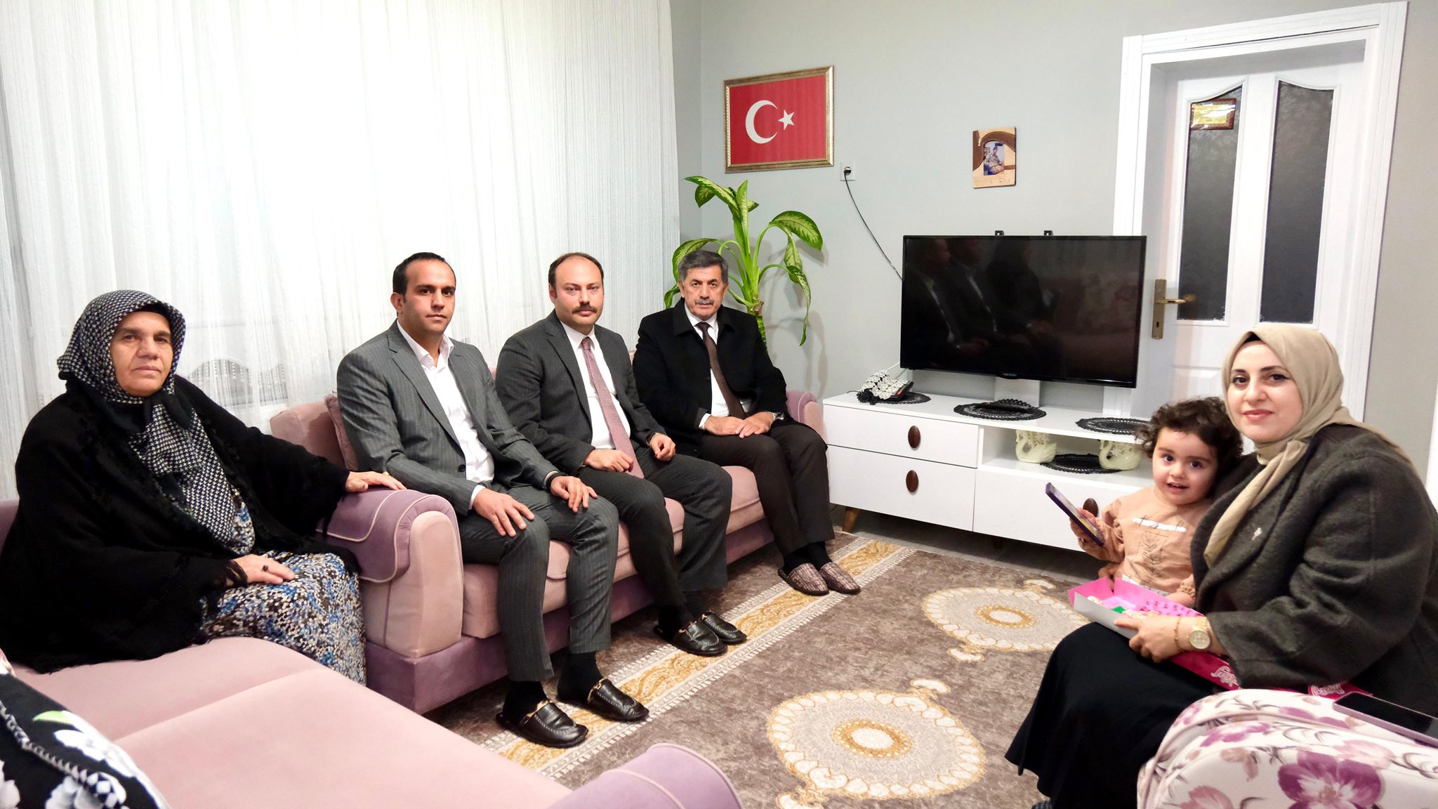 BAŞKAN BEKİR AKSUN VE MHP HEYETİNDEN ŞEHİT AİLELERİNE ANLAMLI ZİYARET