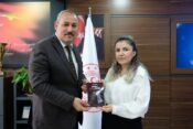 “BİR ASRIN ÖYKÜSÜ” YARIŞMASI TÜRKİYE BİRİNCİSİ GAYE TANRIVERDİ, ÖDÜLLÜ ÖYKÜSÜNÜN KİTABINI TANITTI