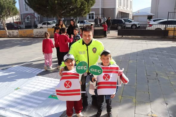 ÇAYIRLI’DA ÖĞRENCİLERE TRAFİK GÜVENLİĞİ EĞİTİMİ