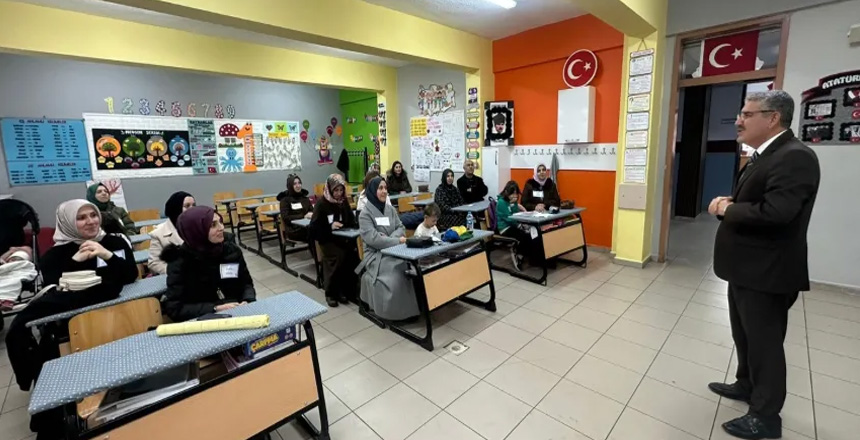 Demirkent TOKİ Ortaokulu’nda Aile Okulu Eğitim Programı Tamamlandı