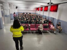 EMNİYETTEN ÖĞRENCİLERE GÜVENLİ YAŞAM VE BİLİNÇLİ İNTERNET EĞİTİMİ