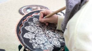 ERMEK’TE ÇELİK KALEM BAKIR İŞLEMECİLİĞİ KURSU DEVAM EDİYOR