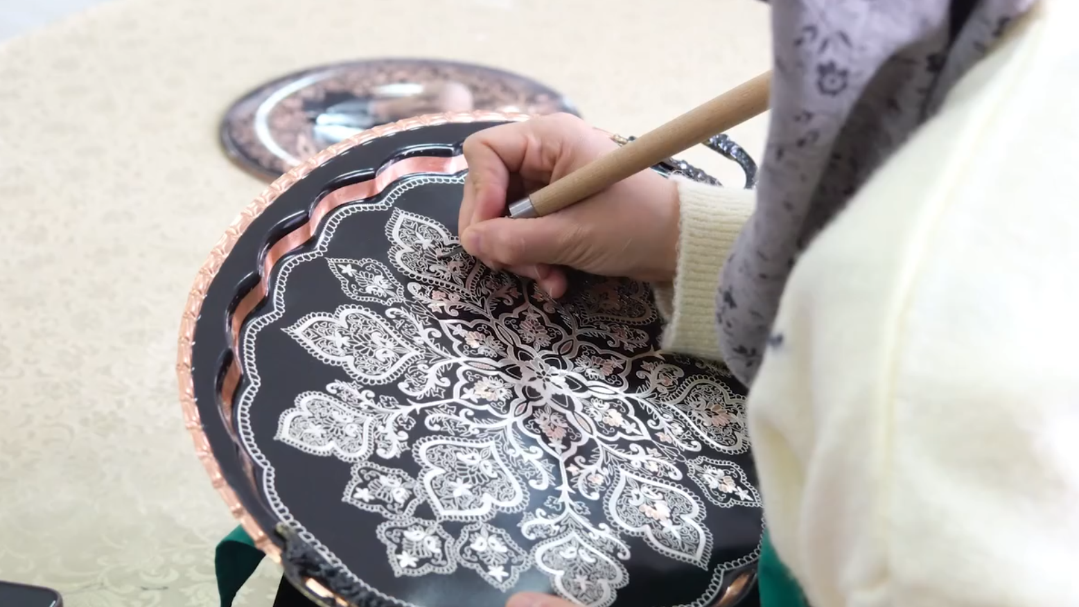 ERMEK’TE ÇELİK KALEM BAKIR İŞLEMECİLİĞİ KURSU DEVAM EDİYOR