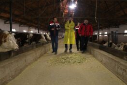 ERZİNCAN İL MÜDÜRÜ KOÇAKER’DEN SÜT İNEKÇİLİĞİ İŞLETMESİNE İNCELEME