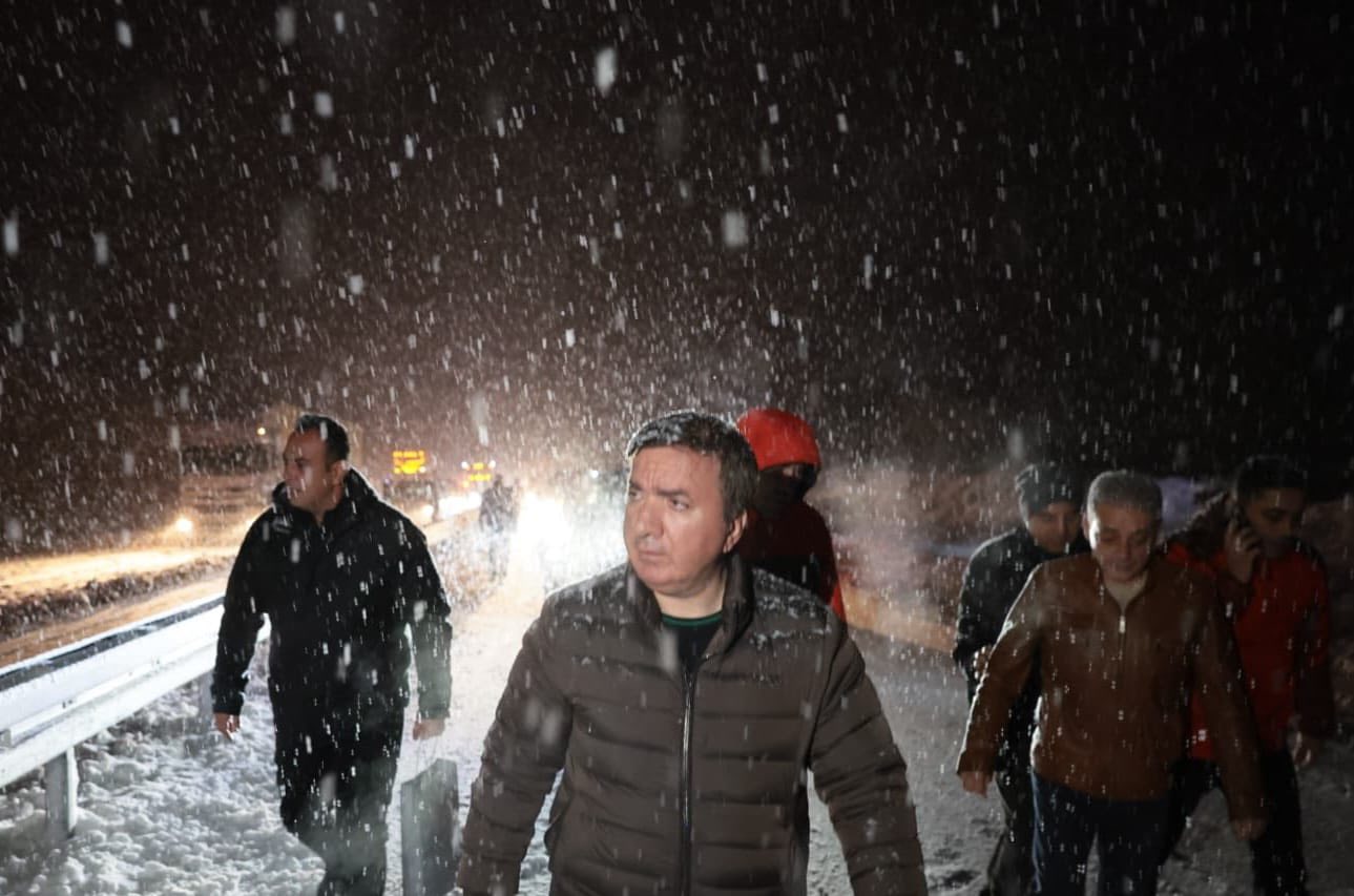 ERZİNCAN – REFAHİYE KARAYOLUNDA KAR MESAİSİ: VALİ AYDOĞDU ÇALIŞMALARI YERİNDE İNCELEDİ