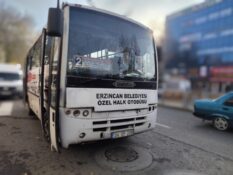 ERZİNCAN’DA İKİ HALK OTOBÜSÜ ÇARPIŞTI: 3 HAFİF YARALI